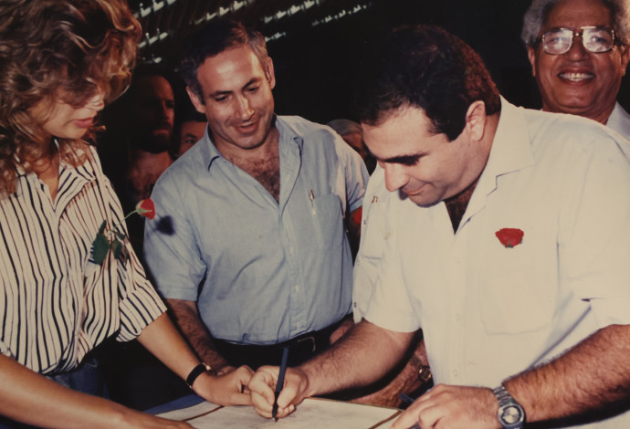 עו"ד דוד מנע ובנימין נתניהו (צילום:  אלוני מור)