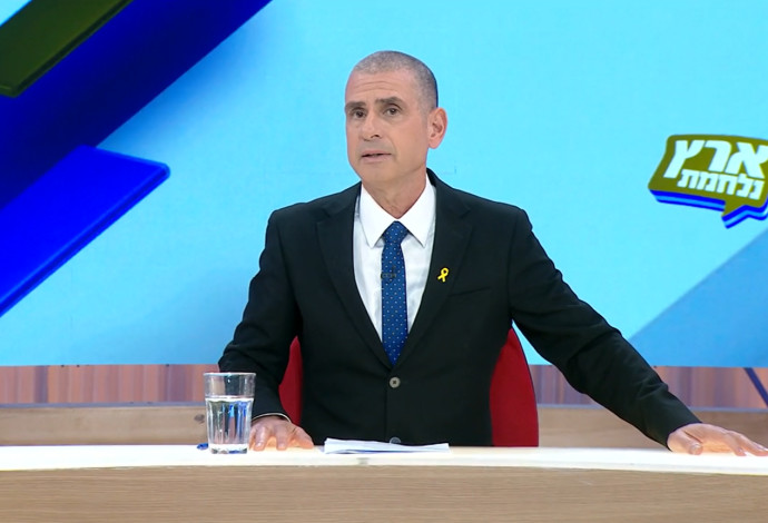 איל קיציס בארץ נהדרת (צילום:  צילום מסך ערוץ 12)