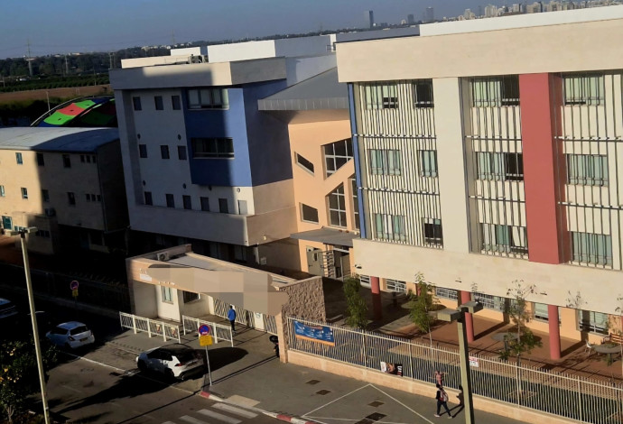 החשד: מורה תקף תלמידים בבית הספר בפתח תקווה (צילום:  זאב שטרן)