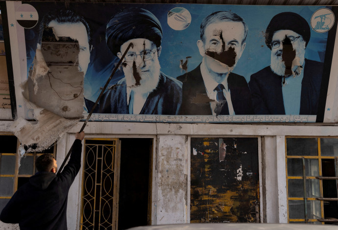 כרזה של אסד, נסראללה וחמינאי (צילום:  REUTERS/Umit Bektas)