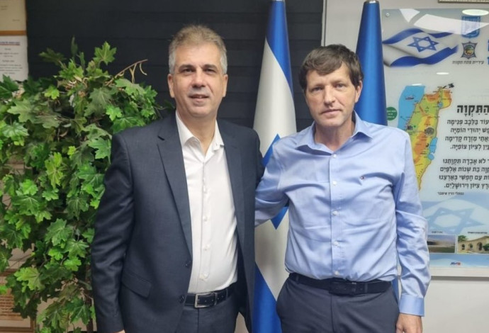 השר אלי כהן עם ראש עיריית פ"ת רמי גרינברג (צילום:  דוברות שר האנרגיה)