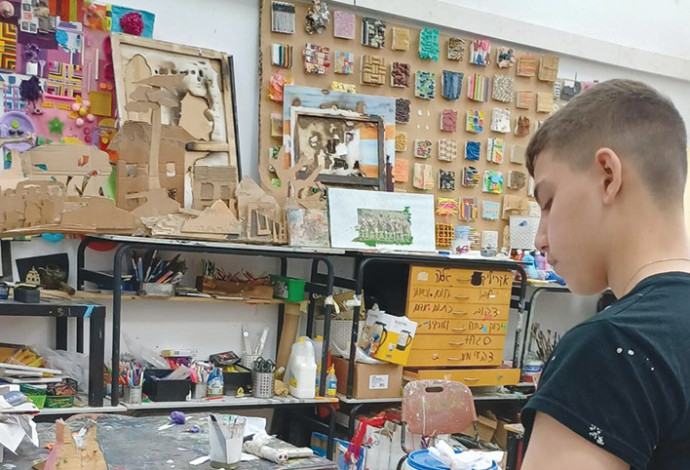 נערים מציירים (צילום:  אלה לוי)