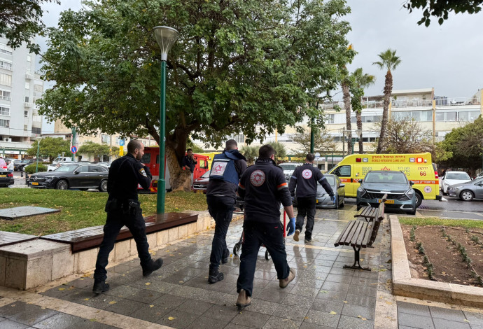 פיגוע דקירה בהרצליה (צילום:  דוברות מד"א)