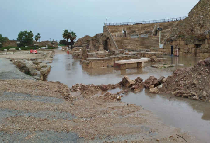 התיאטרון בגן הלאומי קיסריה הוצף בגשמים (צילום:  יואב כהן רשות הטבע והגנים)