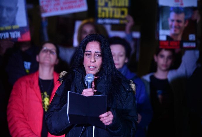ישראלים צופים בשחרור החטופים בכיכר החטופים