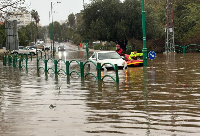 הצפה בחדרה (צילום:  כבאות והצלה)
