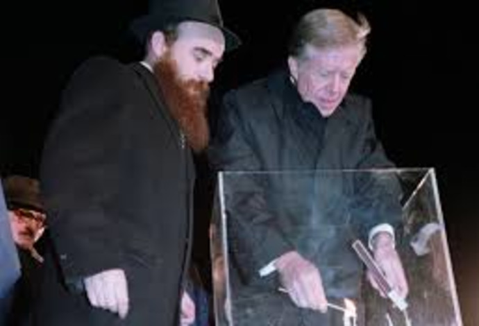 הנשיא לשעבר ג'ימי קרטר מדליק חנוכייה (צילום:  אתר הבית הלבן)