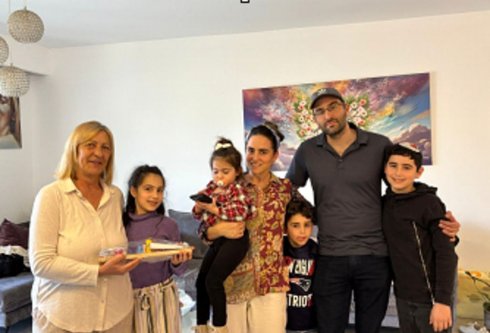 בני משפחת דהן מעניקים את החנוכיה לאמה של עמית מן ז''ל (צילום:  Unicorn Group)
