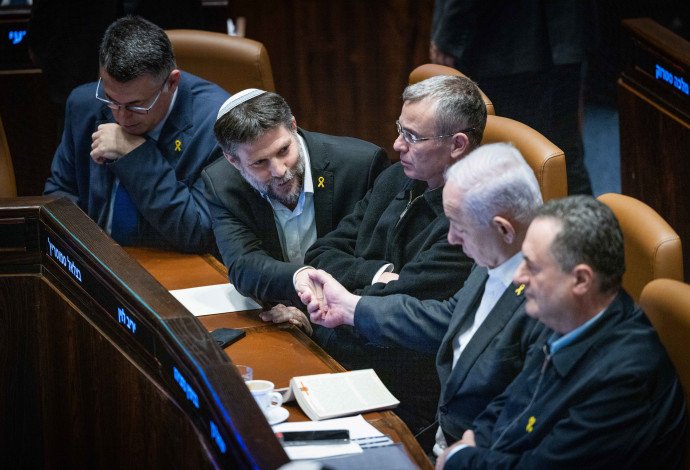 סמוטריץ' ונתניהו בלחיצת יד בהצבעה על חוק הרווחים הכלואים (צילום:  Flash90)