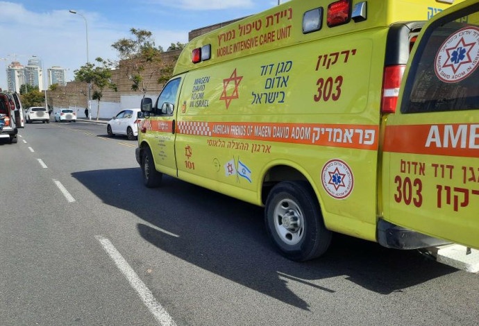 זירת התאונה בדרך יצחק רבין בפתח תקווה (צילום:  תיעוד מבצעי מד"א)