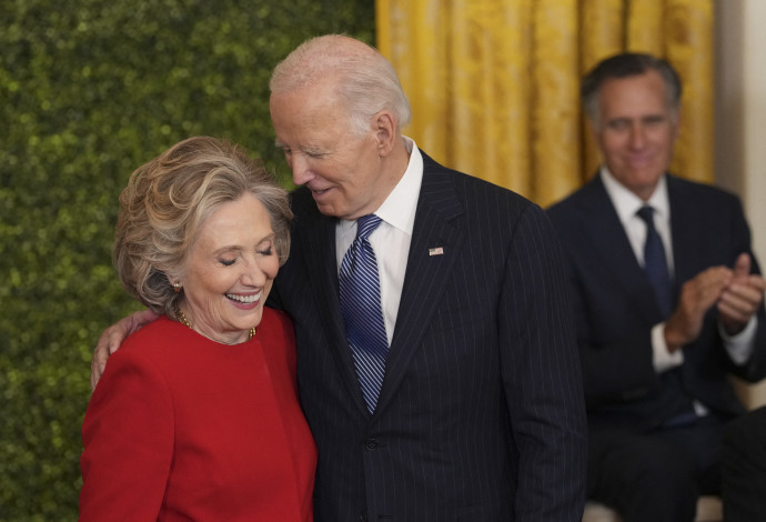 הילרי קלינטון, ג׳ו ביידן (צילום:  CHRIS KLEPONIS/AFP via Getty Images)