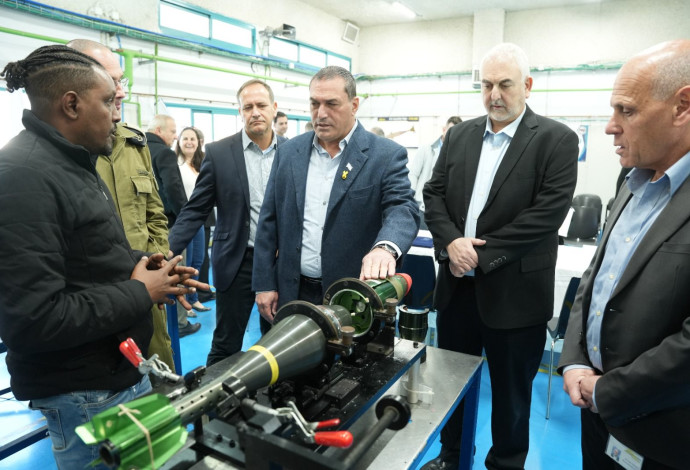 בכירי אלביט ומשרד הביטחון בחתימת ההסכם לייצור הנשק (צילום:  אגף דוברות וקשרי ציבור במשרד הביטחון)