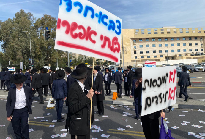 הפגנת חרדים בלשכת הגיוס בתל השומר (צילום:  אבשלום ששוני)
