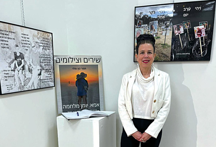 תמר כץ פלד בתערוכה  (צילום:  נירית חן)