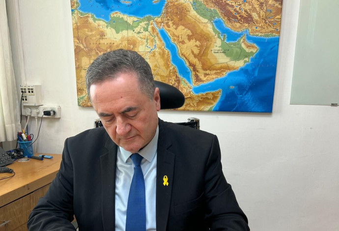 ישראל כ"ץ חותם על ביטול הצווים המנהליים  (צילום:  דוברות השר )