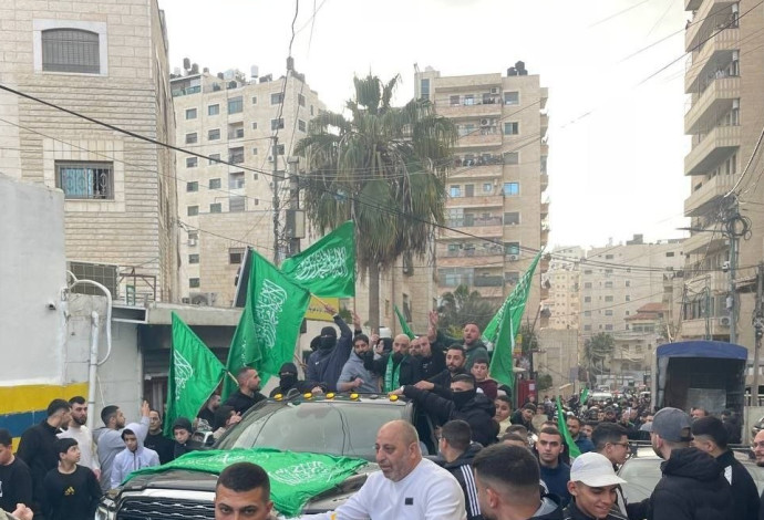 תהלוכת מחבלים בכפר עקב (צילום:  רשתות ערביות)