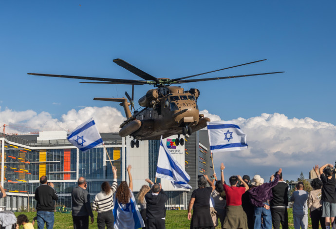 ישראלים מריעים לתצפיתניות המשוחררות שנוחתות בביה"ח בילינסון (צילום:  יונתן זינדל, פלאש 90)