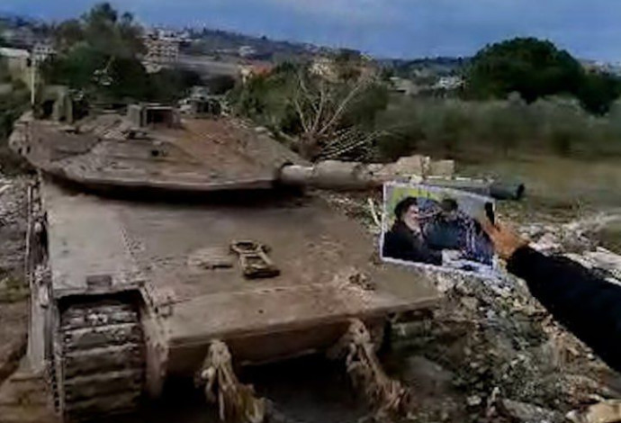תושבי דרום לבנון מקניטים את כוחות צה"ל  (צילום:  צילום מסך רשתות ערביות)