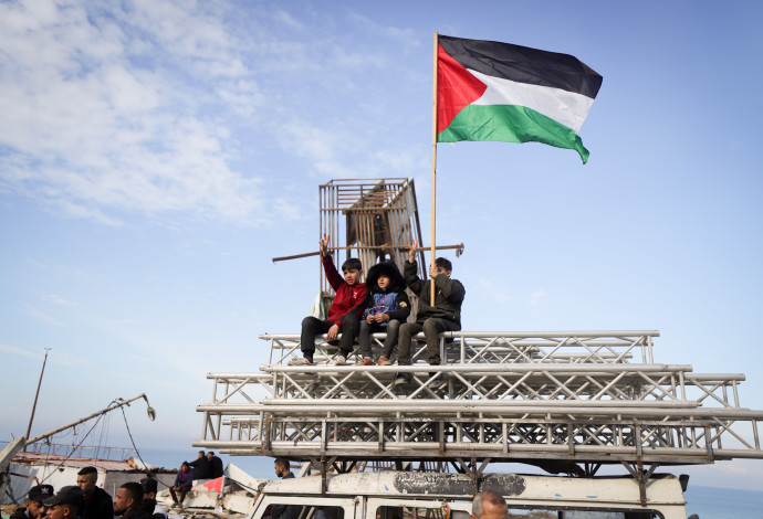 פלסטינים בציר נצרים במהלך הפסקת האש (צילום:  חליל חאלוט, פלאש 90)