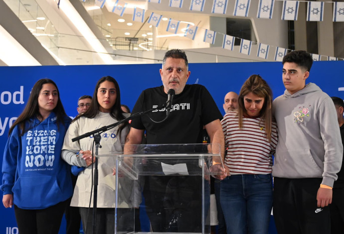 משפחתה של לירי אלבג ששבה מהשבי בהצהרה לתקשורת (צילום:  מטה משפחות החטופים)