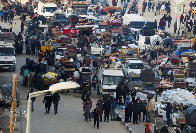עזתים בציר נצרים (צילום:  REUTERS/Hatem Khaled)