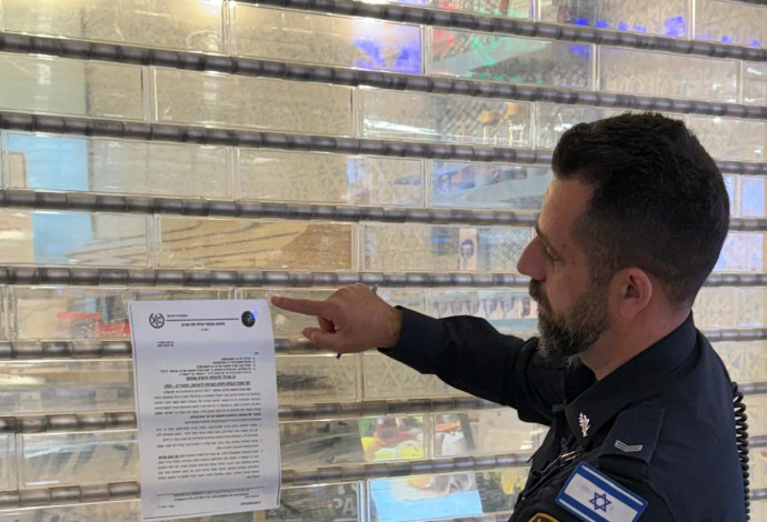 תיעוד סגירת המסעדה (צילום:  דוברות המשטרה)