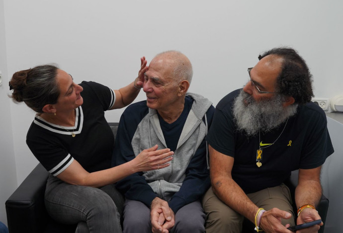 גדי מוזס במפגש המרגש עם ילדיו (צילום:  דובר צה"ל)