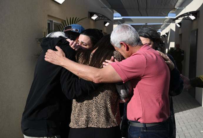 ארבל יהוד במפגש המרגש עם משפחתה בנקודת הקליטה הראשונית (צילום:  דובר צה"ל)