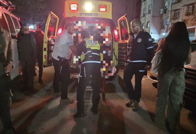 פצוע דקירה מלוד (צילום:  תיעוד מבצעי מד"א)