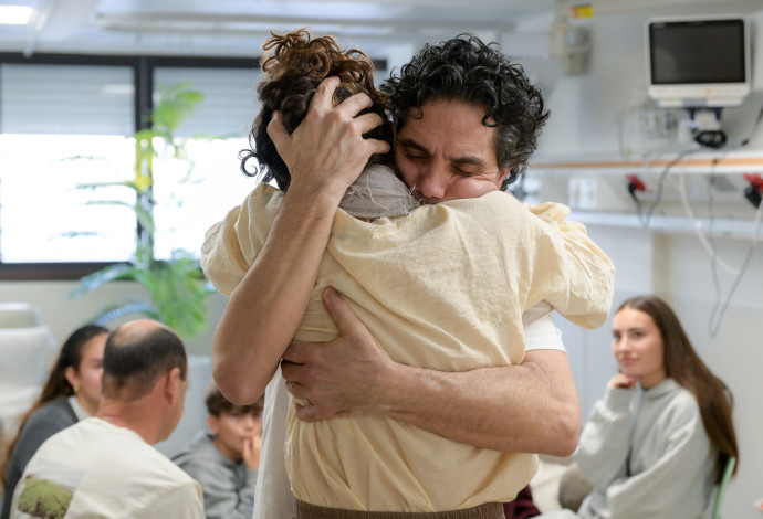 עופר קלדרון פוגש את בת זוגו אלה (צילום:  עומר מירון /לע"מ)