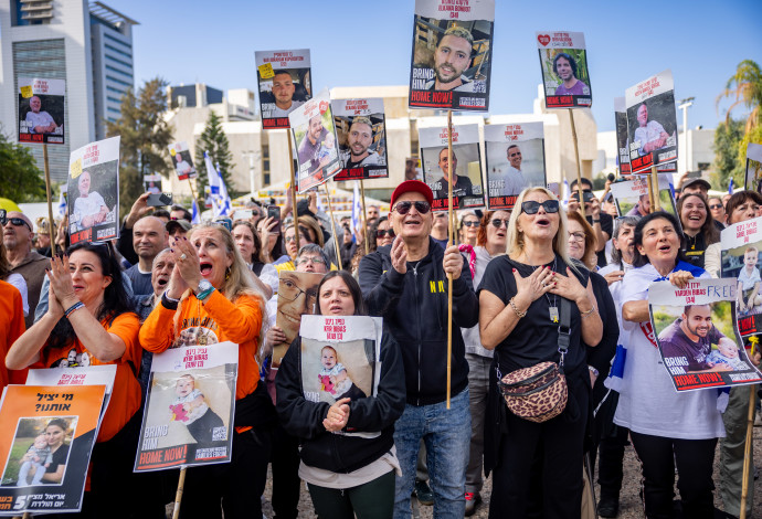 ישראלים בכיכר החטופים צופים בשחרור עופר קלדרון, קית' סיגל וירדן ביבס (צילום:  יונתן זינדל, פלאש 90)