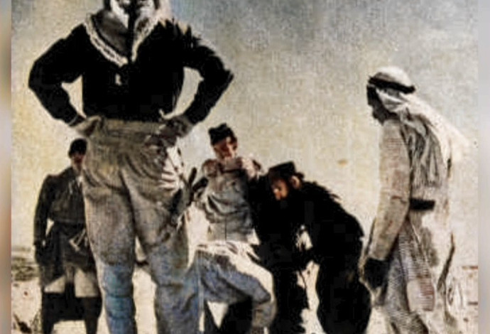 הרב גורן במבצע ליקוט עצמות (צילום:  ארכיון כפר עציון)