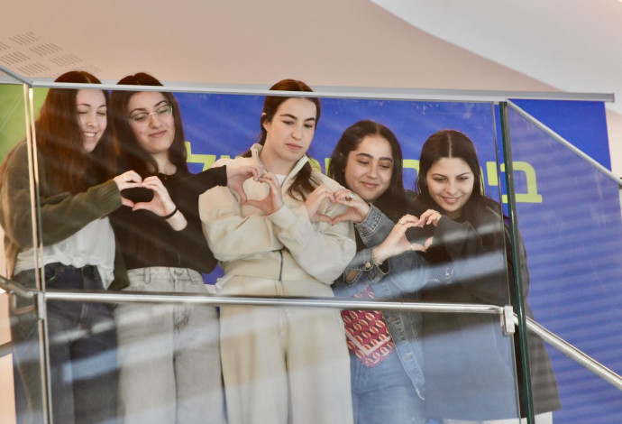 התצפיתניות דניאלה גלבוע לירי אלבג אגם ברגר קרינה ארייב ונעמה לוי (צילום:  אבשלום ששוני)