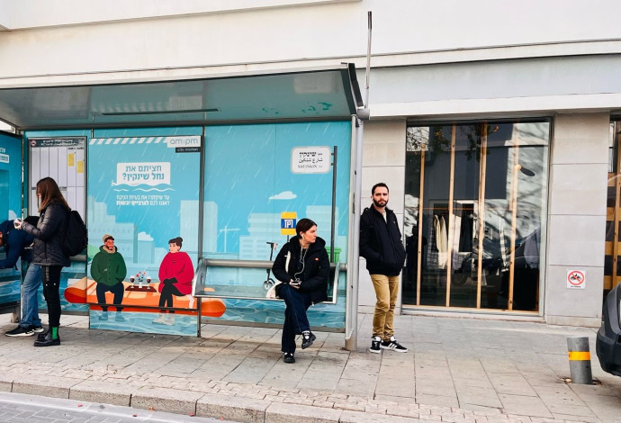 אמפמ מחלקת גרביים בתחנות אוטובוס  (צילום:  באדיבות JCS)