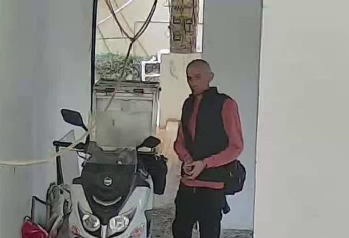 שודד הפאות (צילום:  מצלמת אבטחה)