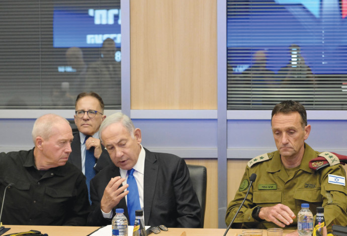 הערכת מצב ביטחונית בקריה בראשות נתניהו, ובהשתתפות גלנט והרמטכ"ל הלוי (צילום:  עמוס בן גרשום/לע״מ)
