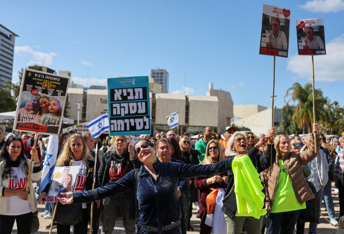 שמחה בכיכר החטופים (צילום:  רויטרס)