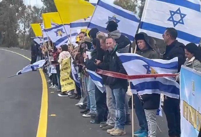 תמיכה בחטופים מחוץ לבסיס רעים (צילום:  אבי אשכנזי)