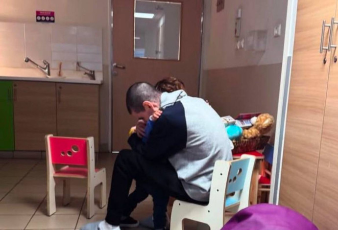 אור לוי במפגש עם בנו אלמוג (צילום:  ללא קרדיט)