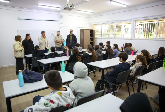 תלמידי בית ספר אפעל חוזרים לשגרה (צילום:  אורי חבושי)