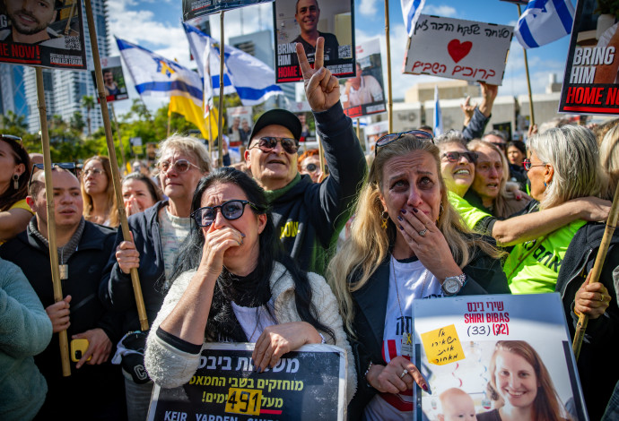 אזרחים צופים בשחרור החטופים (צילום:  יונתן זינדל, פלאש 90)