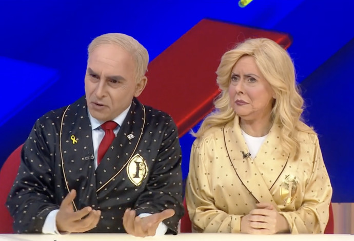 בנימין נתניהו (מריאנו אידלמן) ושרה נתניהו (עלמה זק), ארץ נהדרת (צילום:  צילום מסך, מתוך "ארץ נהדרת")