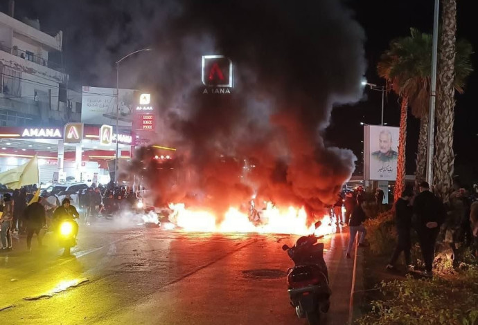 הפגנה תומכי חיזבאללה בלבנון  (צילום:  רשתות ערביות)