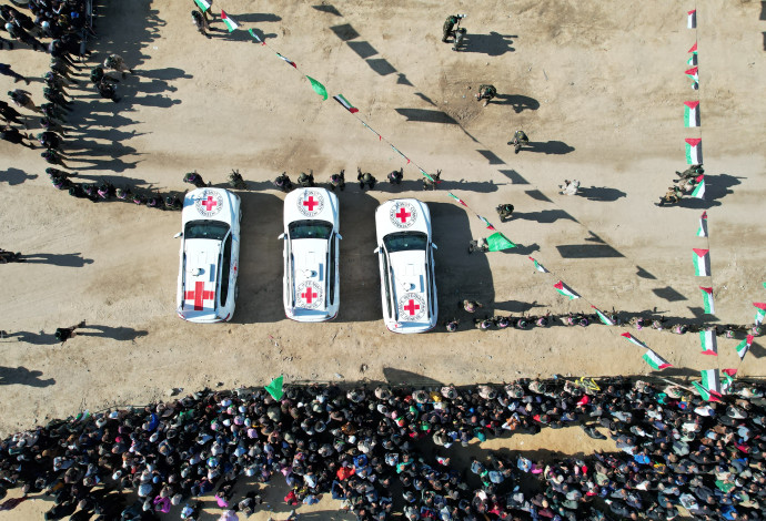 רכבי הצלב האדום בנקודת החבירה (צילום:  רויטרס)