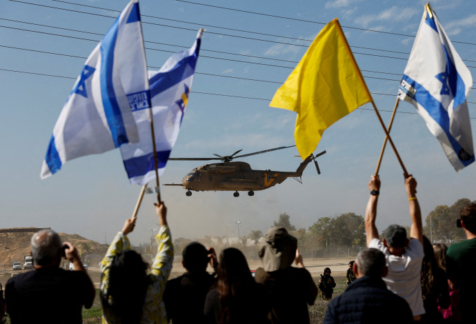 מסוק מחזיר את השבים (צילום:  רויטרס)