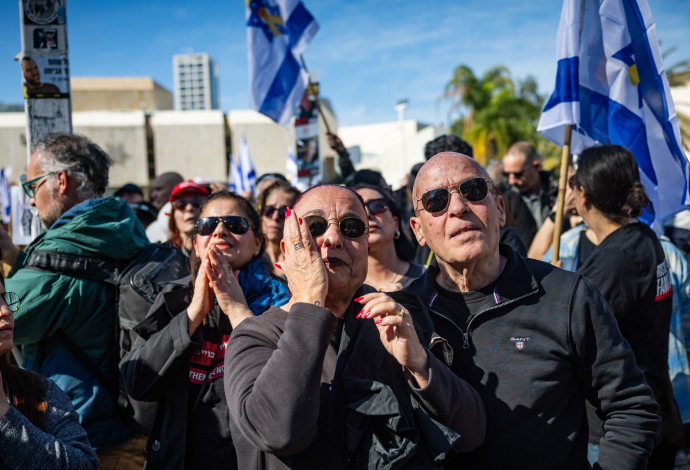 ישראלים בכיכר החטופים, פעימה שישית (צילום:  יונתן זינדל, פלאש 90)
