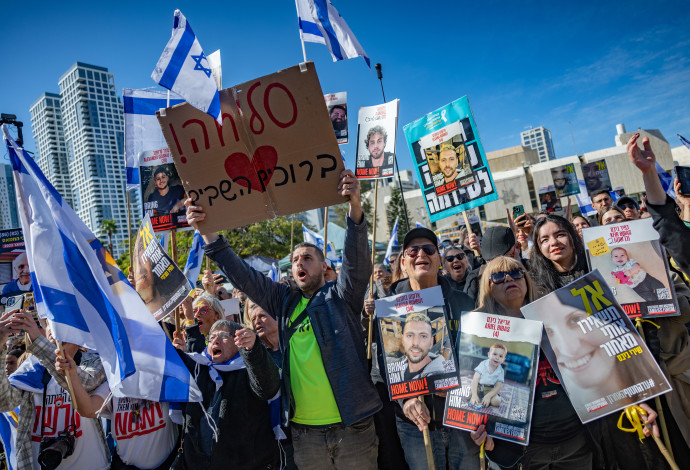 ישראלים בכיכר החטופים, פעימה שישית (צילום:  יונתן זינדל, פלאש 90)