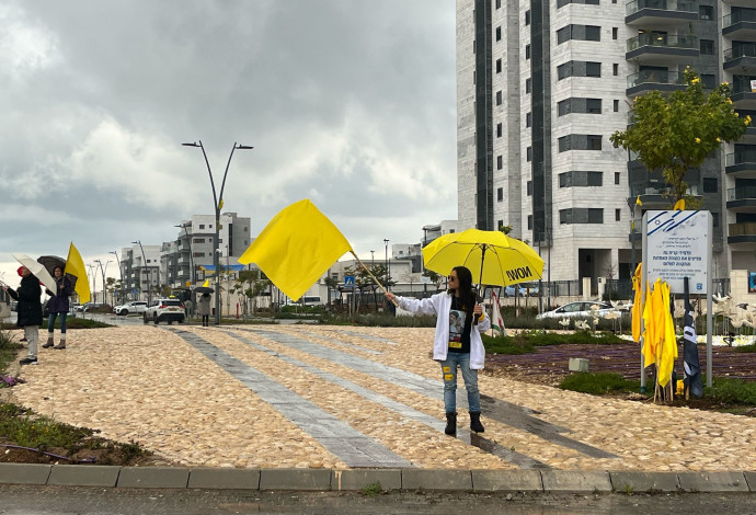 המחאה השקטה של קהילת ניר עוז (צילום:  פלד ארבלי)