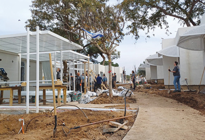מתנדבי אחים לנשק מסיימים לשפץ שכונה בכפר עזה (צילום:  באדיבות בונים מחדש)