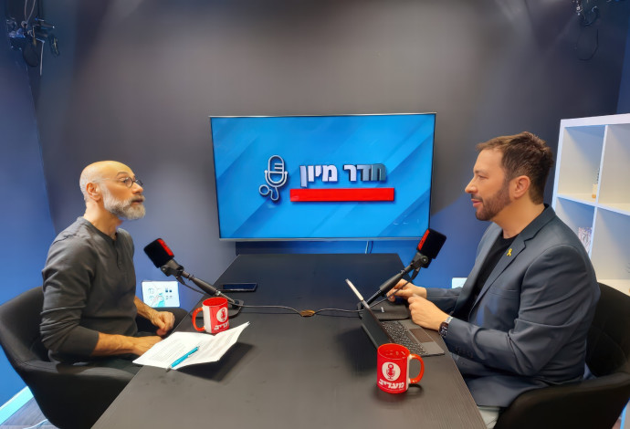 פרופ' קודש באולפן הפודקאסטים של מעריב. טיפולים חדשים משנים חיים (צילום:  הגר חורש)
